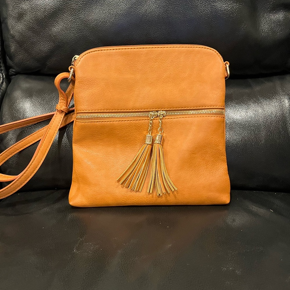 Brown shoulder purse. Brand unknown. Zipper pocket on front and back